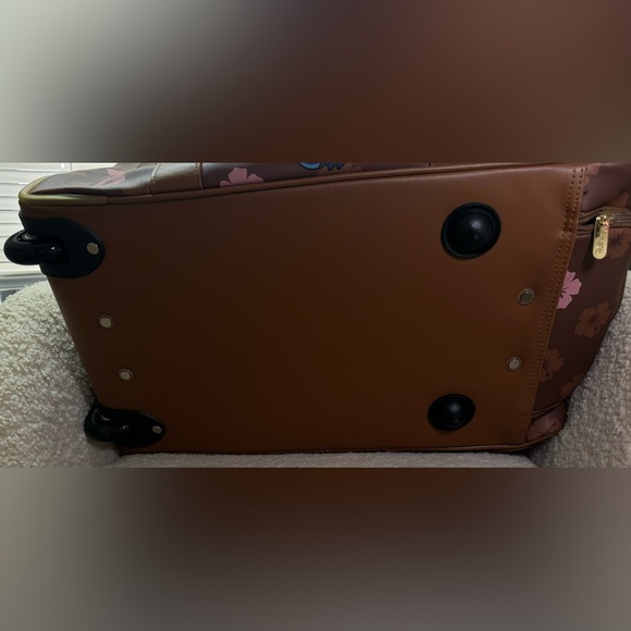 Disney “Stitch” Bioworld NWT 20” Rolling Duffle Bag Luggage Brown Lilo & Stitch - Picture 4 of 11